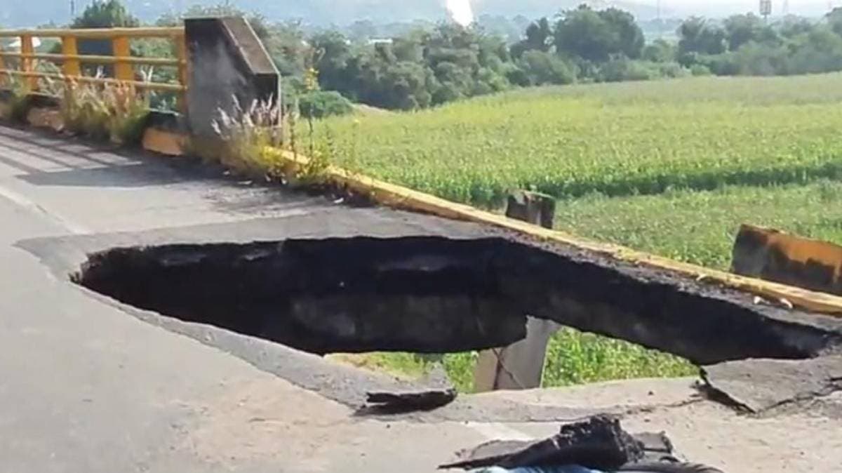 Socavón en el Bulevar Aeropuerto obliga al cierre de la autopista México–Puebla