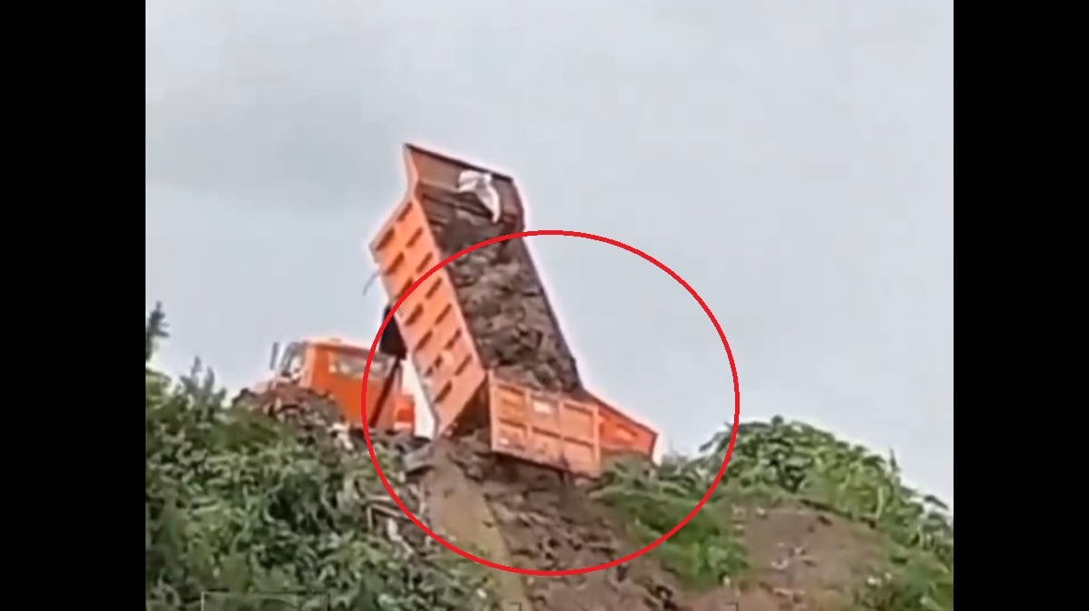 VIDEO: Captan a camiones tirando escombro al río Atoyac: crimen ambiental a plena luz del día