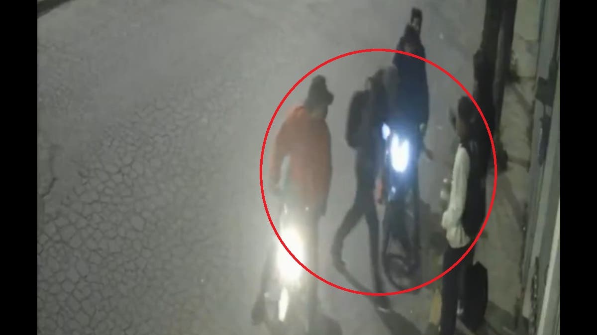 VIDEO Cinco delincuentes en moto asaltan a dos jóvenes que esperaban el camión; uno fue cacheteado