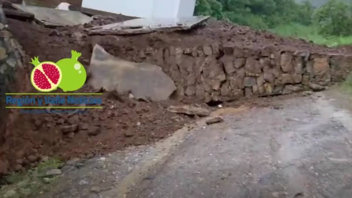 Colapsa barda en rancho del exgobernador Miguel Barbosa y aplasta una camioneta en Tequepexpa; el conductor se salvó de milagro