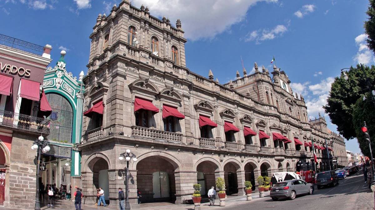 Regidores exhiben gastos millonarios del Ayuntamiento de Puebla en papelería, patrullas y utensilios de cocina
