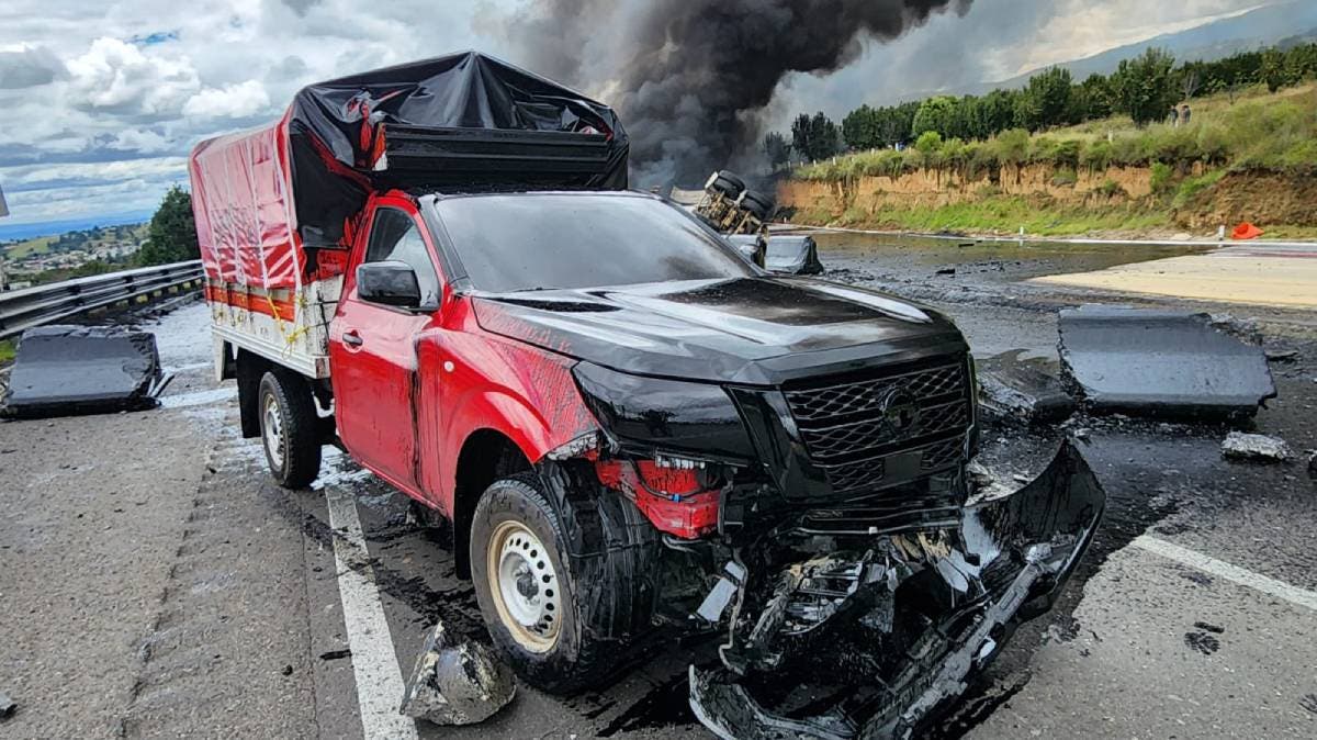 Falla de frenos provoca incendio y volcadura de pipas en la autopista México–Puebla