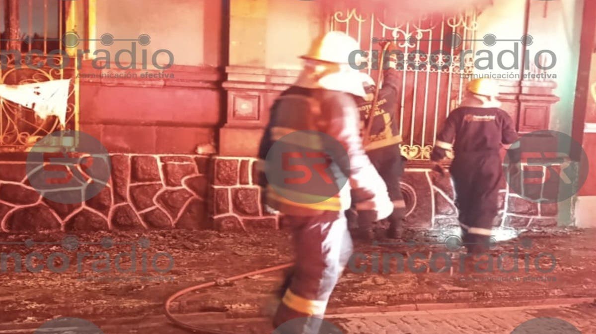 Incendio en escuela del Centro de Puebla: dos salones y materiales escolares quedaron reducidos a cenizas