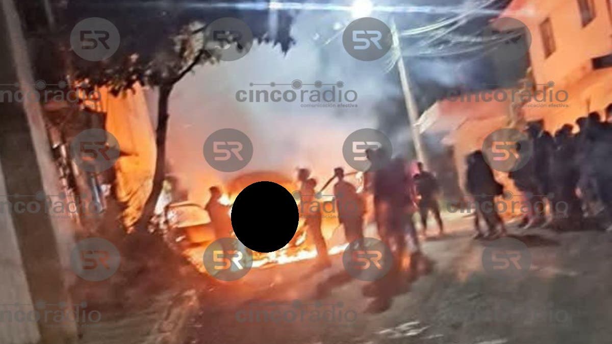 Madre intenta anexar a su hijo y termina con disturbios y combi en llamas en Puebla