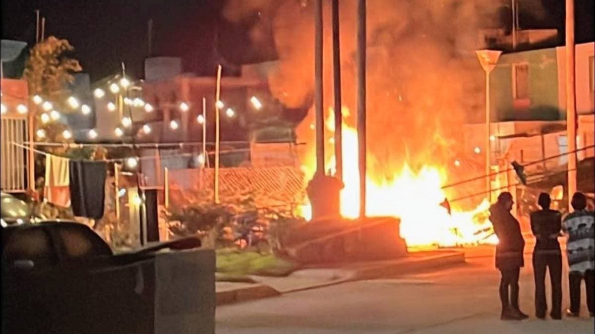 Vecinos hartos del robo en Tecamachalco prenden fuego a pertenencias de presuntos delincuentes