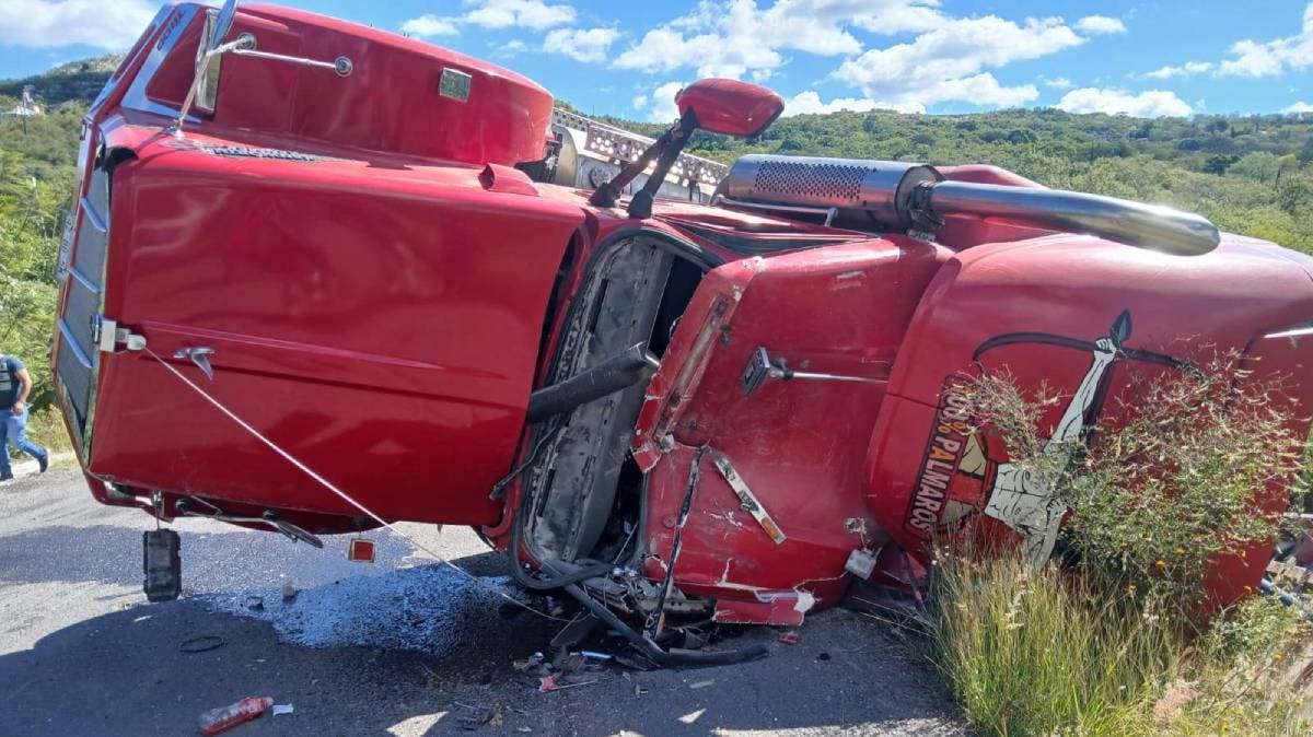 Tráiler propiedad del alcalde de Tepexi provoca accidente y cae sobre barranca: afortunadamente sin víctimas