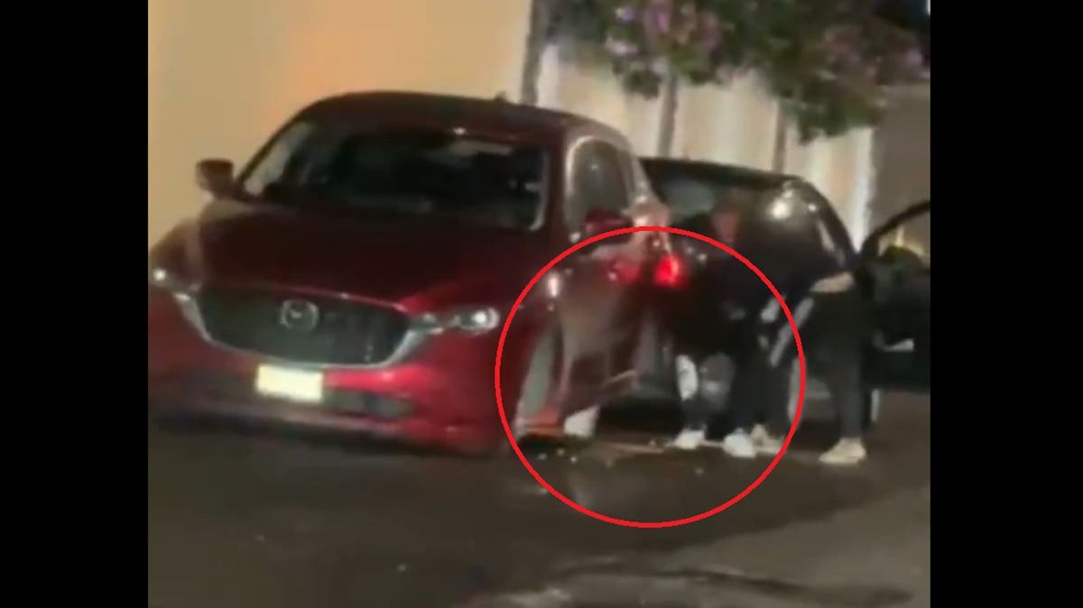 VIDEO: Captan a ladrones desvalijando un Mazda en plena calle de Puebla; la banda opera con total impunidad