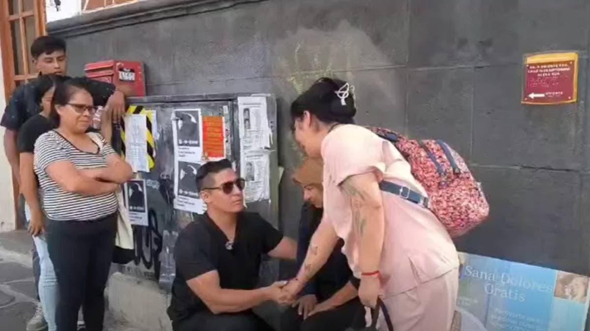 Aparece el “Sana Dolores Gratis” en Puebla: el joven que promete curar con energía frente a la Catedral