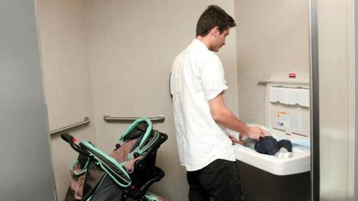Puebla aprueba cambiadores de pañales en baños de hombres: paternidad activa al frente