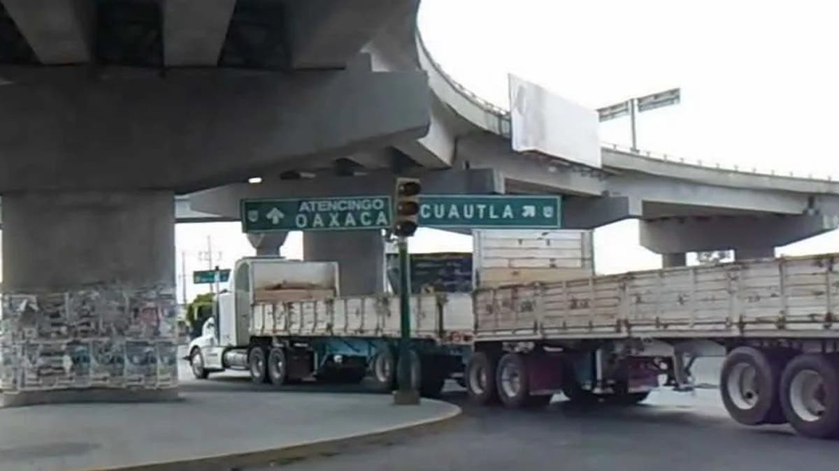 Chofer de combi evita intento de secuestro de jovencita en el cruce Cuatro Caminos en Puebla