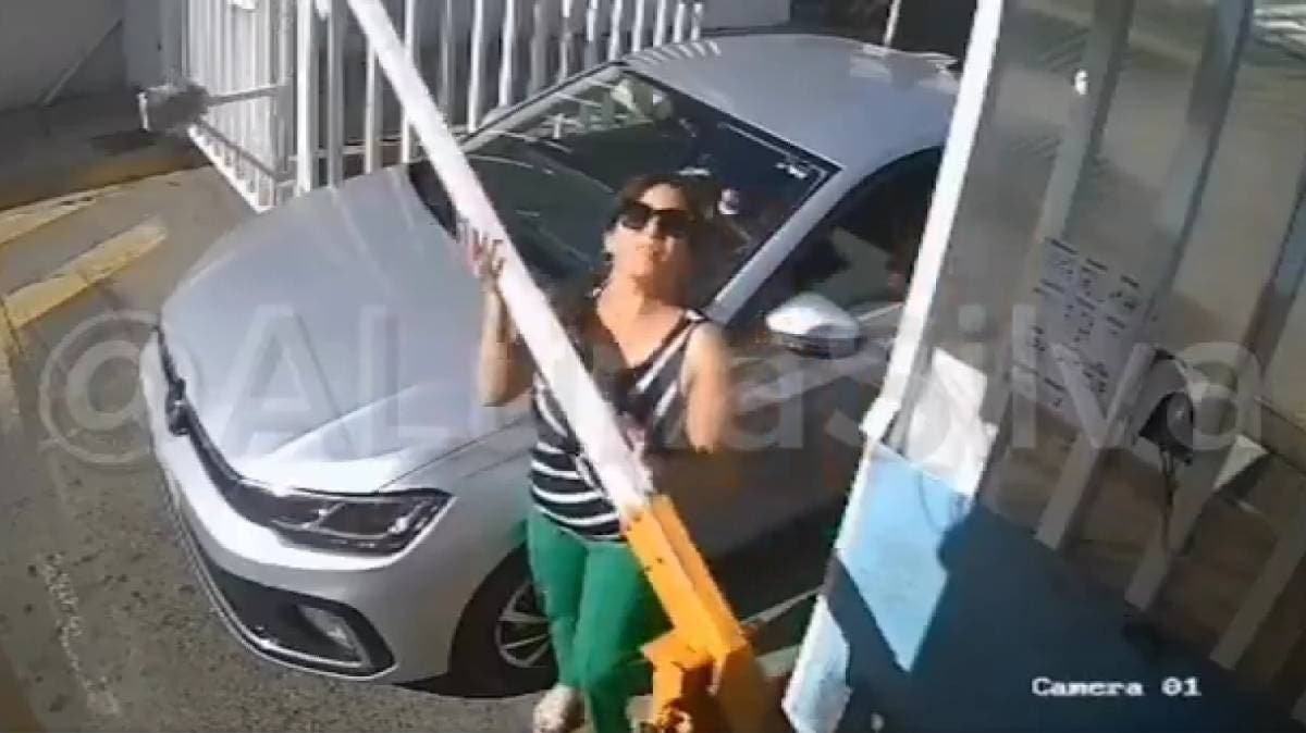 Vecina humilla a vigilante en Puebla por cuotas vencidas: “Pinche muerto de hambre, te voy a correr”