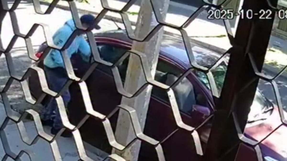 Robo en segundos: sujeto rompe cristal y desmantela auto en la 22 Sur de Puebla