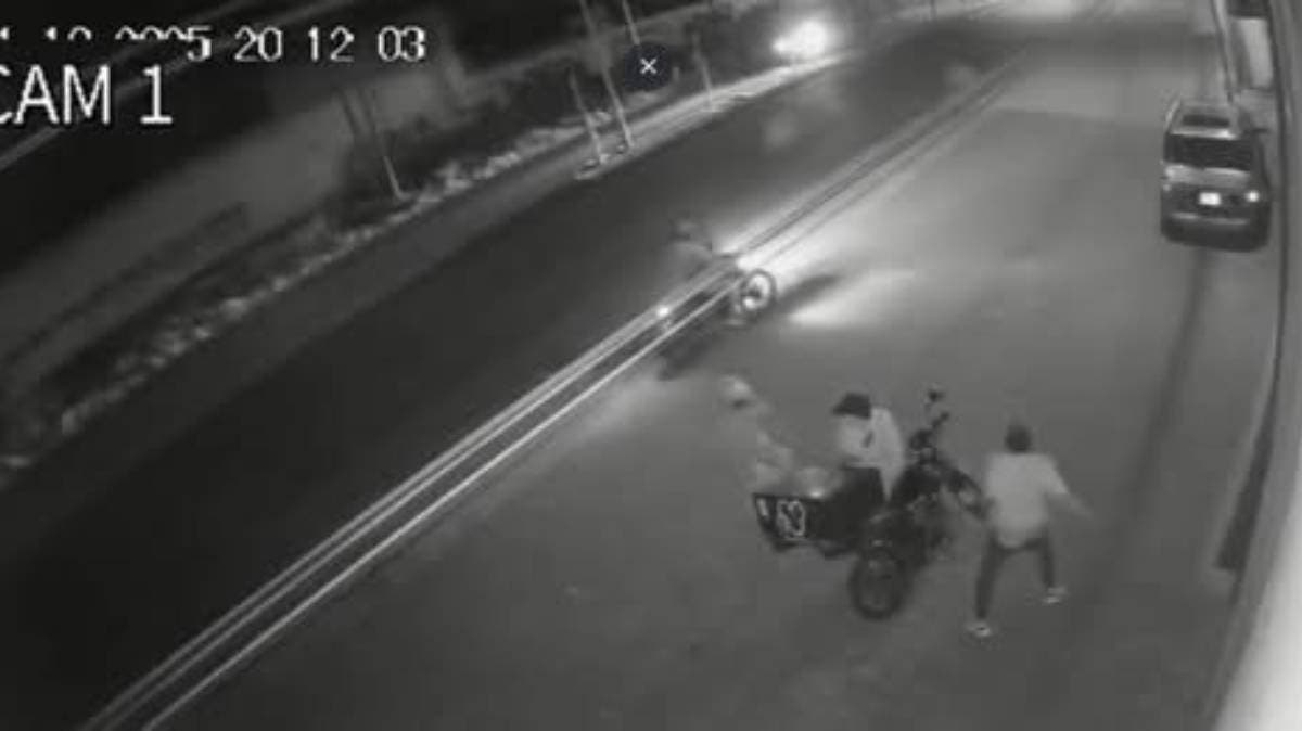 Asaltan con violencia a repartidor de pizzas en Tecamachalco; cámaras captaron el momento del atraco