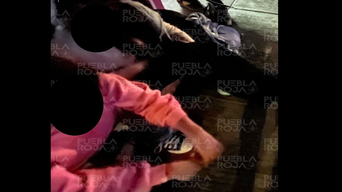 Conductor ebrio atropella a dos estudiantes de la BUAP en la 11 Sur; subió su auto a la banqueta