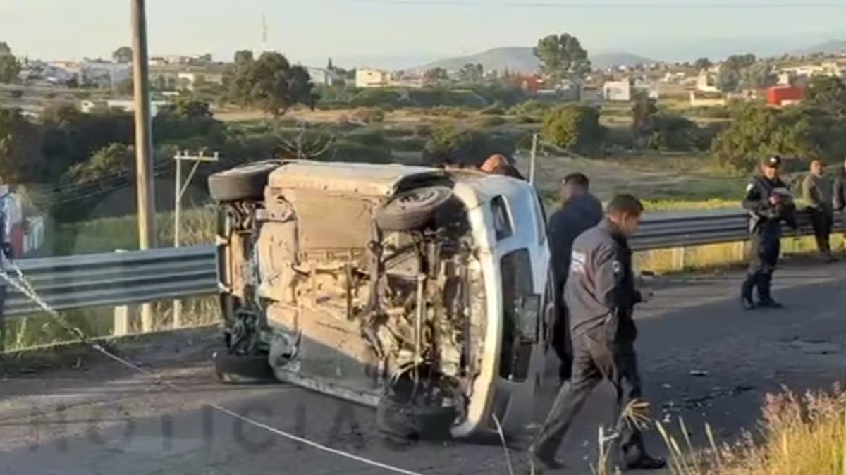 Joven ebrio pierde el control y vuelca en Periférico de Puebla cerca de El Batán