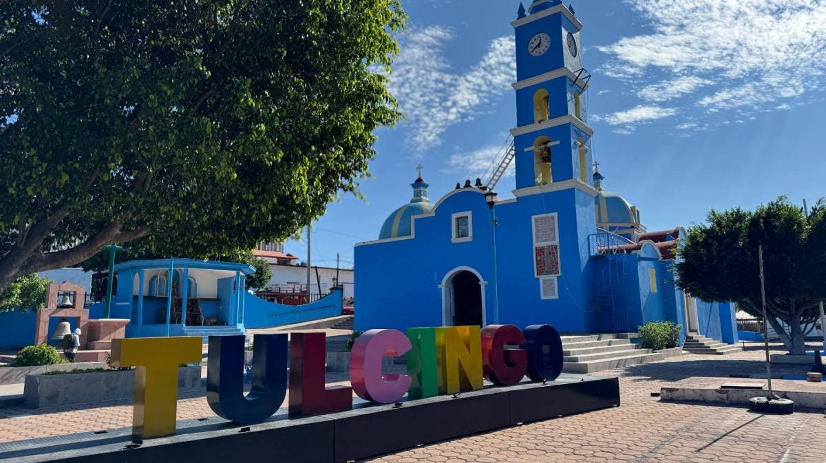 Pobladores acusan a hombre de robar capilla de Tulcingo del Valle; lo golpean y exhiben con cartulina en calles