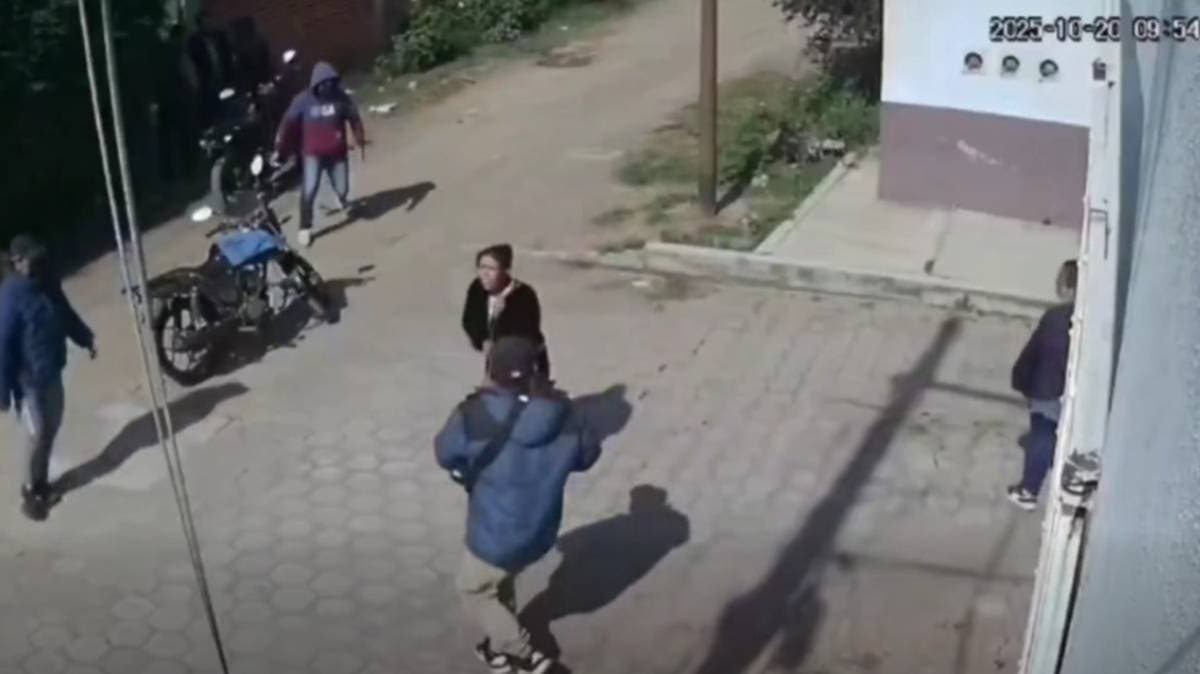 Cámaras captan violento robo en Tezoquipa: víctimas fueron obligadas a tirarse al suelo