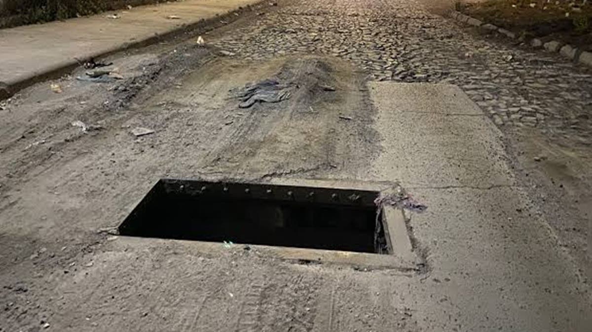 Bebé grave tras caer con su madre en una alcantarilla abierta