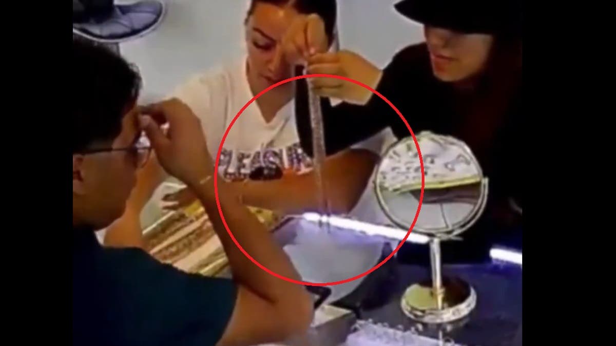 VIDEO: dos mujeres roban cadena de oro valuada en 50 mil pesos en joyería del Centro Histórico de Puebla