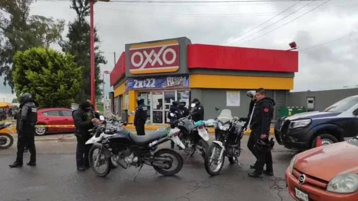 Robo insólito en Puebla: asaltante obliga a empleado de OXXO a hacerle un depósito bancario… ¡sin pagar!