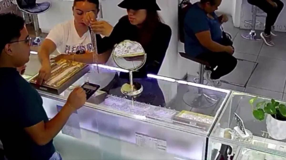 Dos mujeres roban cadena de oro en segundos en el Centro Joyero de Puebla: todo quedó grabado en video