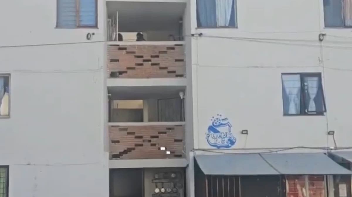 Tensión en La Margarita: mujer sube al techo de un edificio y provoca fuerte movilización policiaca en Puebla