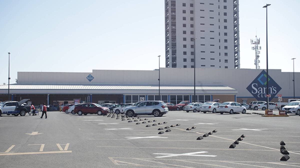 Sam’s La Noria exige pago completo por dejar pasaje: taxistas estallan