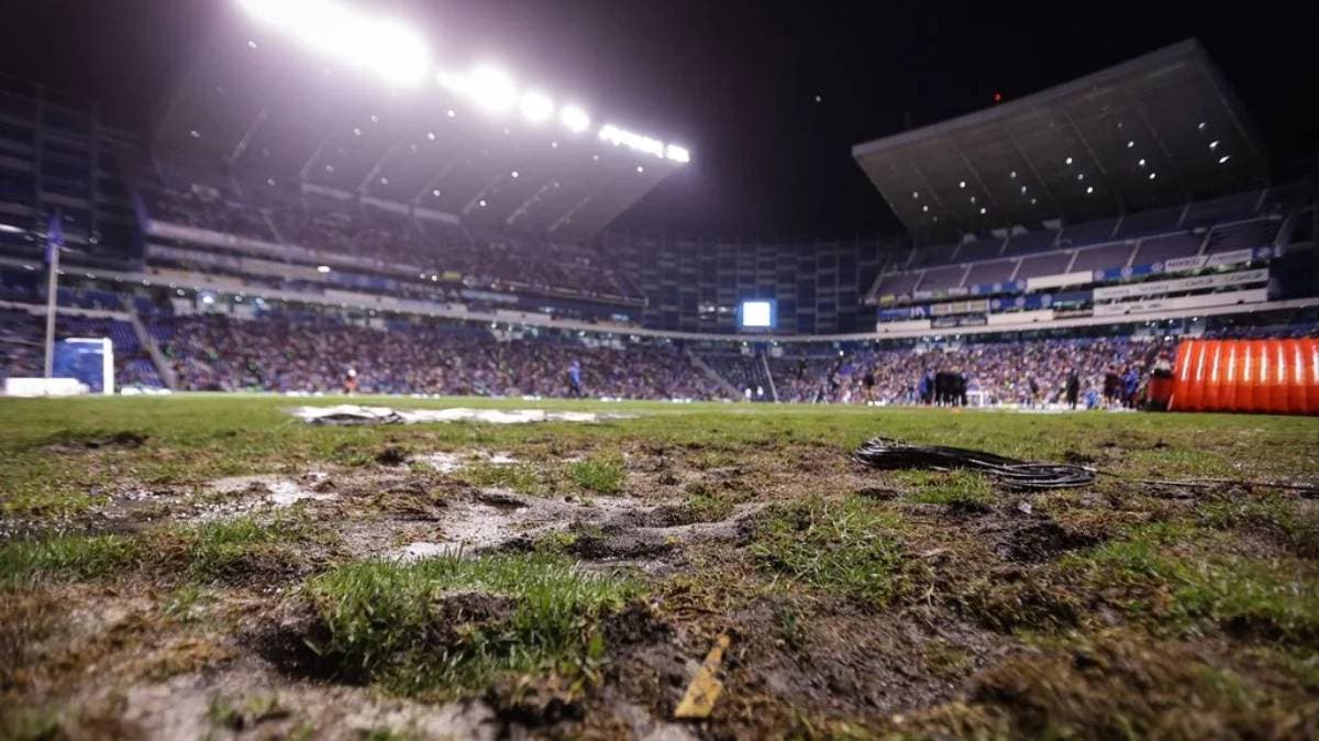 Alejandro Armenta exige a Club Puebla reparar cancha dañada por lluvias y show de Shakira