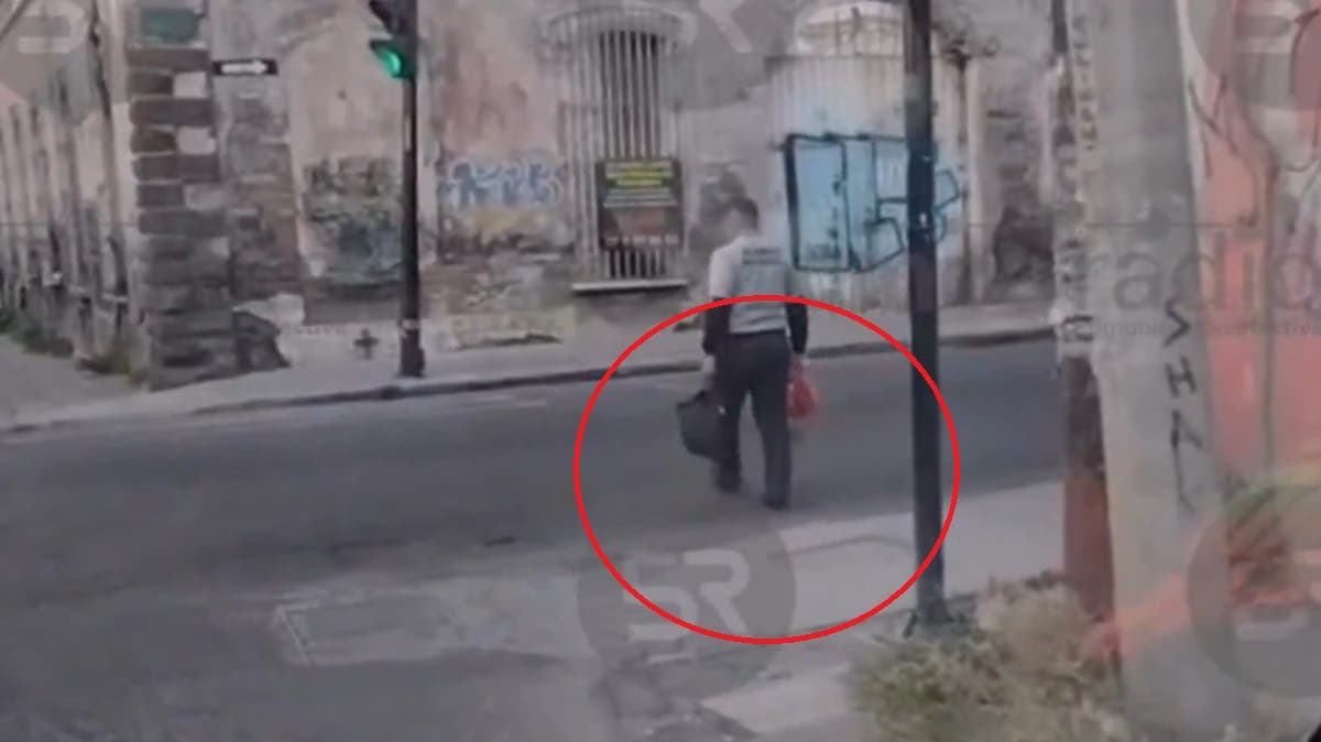 Misterio en Puebla: captan a elemento de la Guardia Nacional caminando descalzo en el Centro Histórico