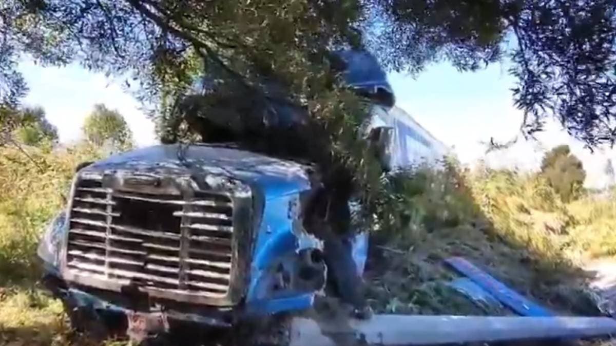 Tractocamión se sale de la carretera y derriba poste en Coronango; el conductor se habría dormido al volante