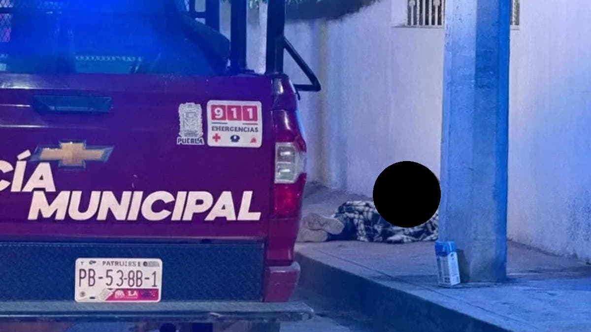 Poblanos le prenden veladora a un joven pensando que estaba muerto… ¡pero solo estaba inconsciente!