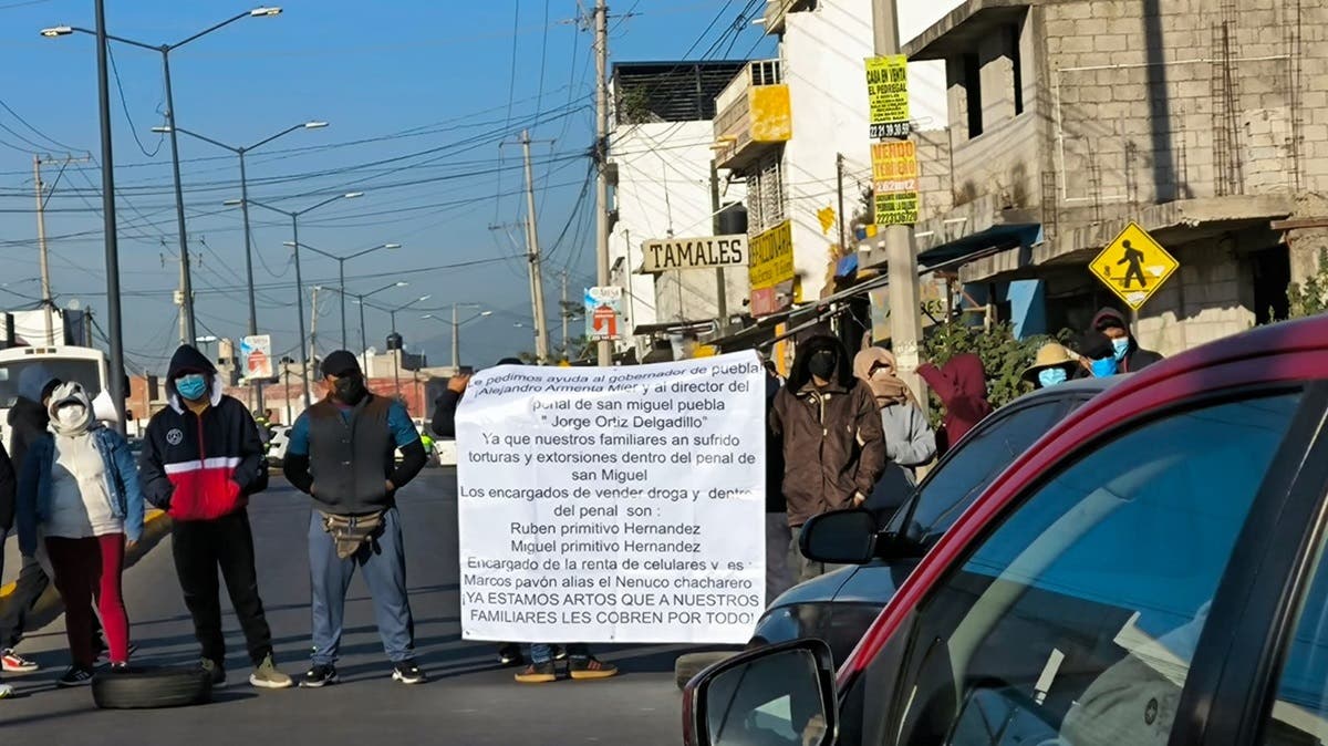 Última Hora: Cierre total en Camino al Batán: familiares de internos del Cereso de San Miguel cierran el paso rumbo a Periférico