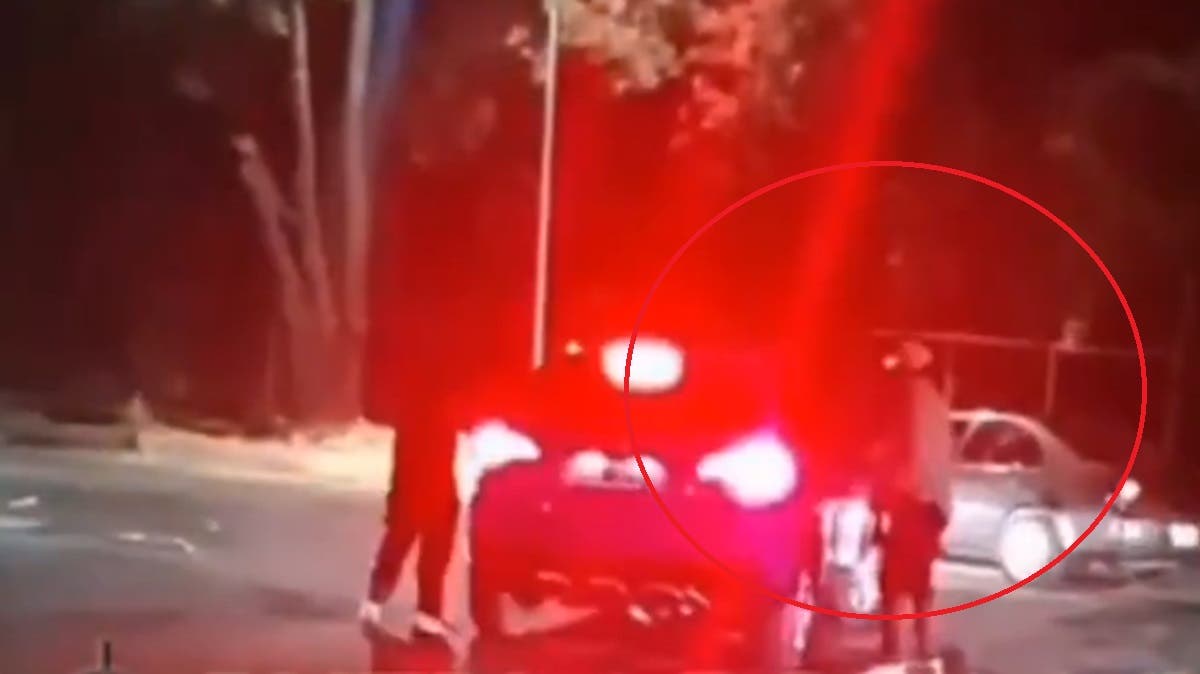 VIDEO | Brutal agresión vial en Puebla: dos sujetos atropellan a un joven conductor y huyen del lugar