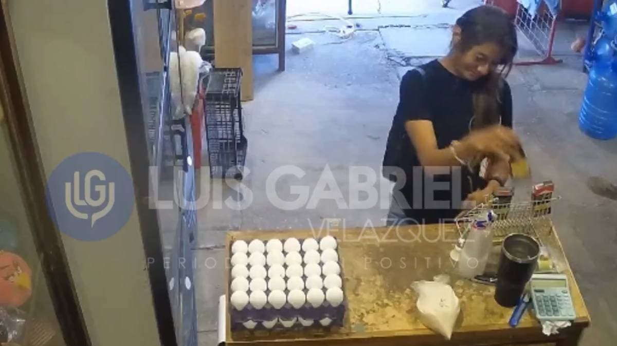 Mujer aprovecha descuido y roba varias cajetillas de cigarros en tienda de Balcones del Sur; cámaras captan el momento