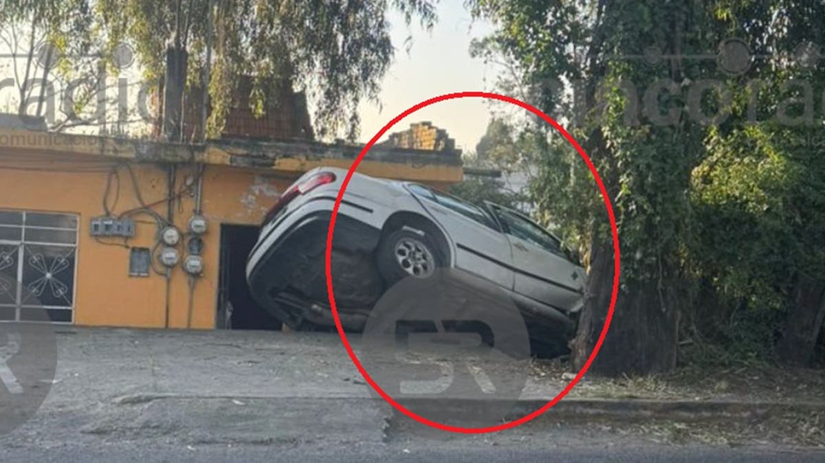 Auto se estrella contra una casa en la zona del Seminario: accidente en la curva de Amalucan alarma a vecinos