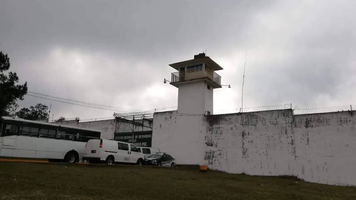 Custodio del Cereso de Huauchinango resulta lesionado tras caer de una torre de vigilancia