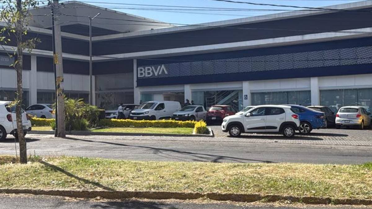 Cuentahabiente es asaltado y baleado tras retirar 200 mil pesos en BBVA Zavaleta; lo interceptan al llegar a otra sucursal en La Paz