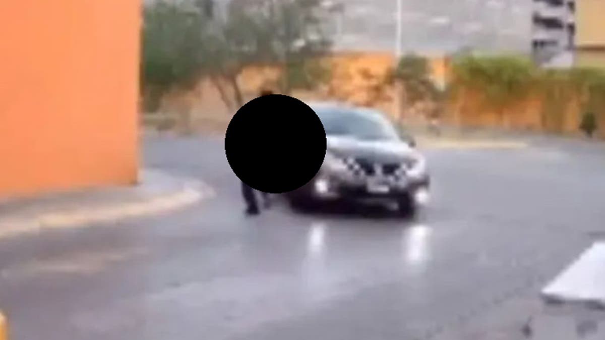 VIDEO: chofer de aplicación intenta arrollar a guardia en entrada de fraccionamiento