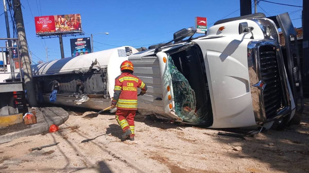 Caos matutino en el Periférico: volcadura de camioneta de gas paraliza la ciudad por varios minutos