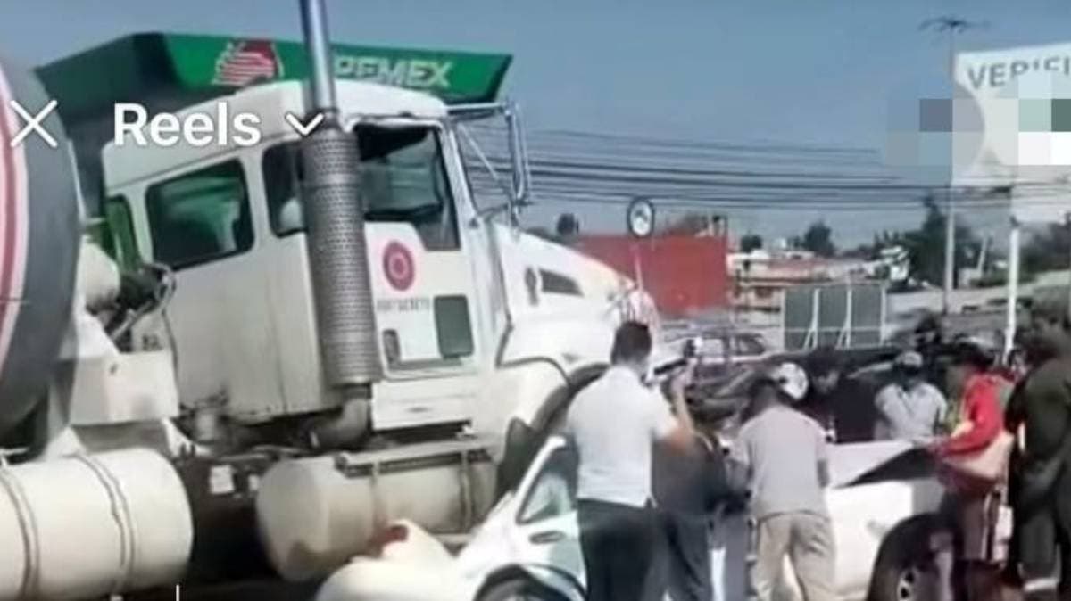 Camión revolvedor de Fortacreto aplasta Tsuru en carretera federal a Tehuacán