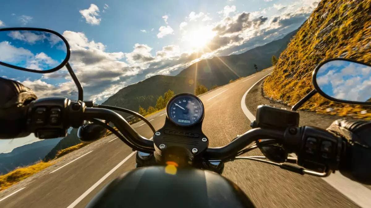 Padre e hijo quedan gravemente heridos tras accidente de motocicleta en la Cañada Morelos–Tecamachalco