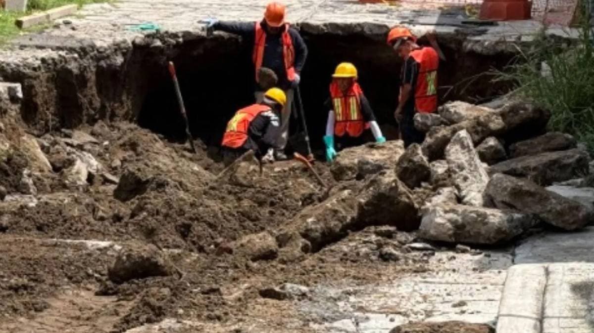 Albañiles descubren osamenta durante excavación en carretera Izúcar-Atencingo, Chietla