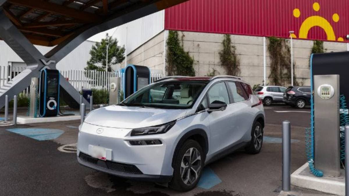 Armenta financiará enganche de autos híbridos y eléctricos para sustituir taxis en Puebla