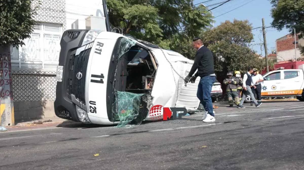 Choque en el Centro de Puebla vuelca una combi de la Ruta 11 y deja seis heridos