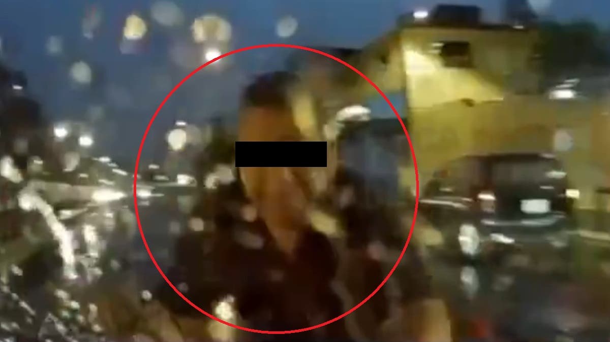 VIDEO FUERTE: Conductor escapa de montachoques armados; uno se trepa al parabrisas