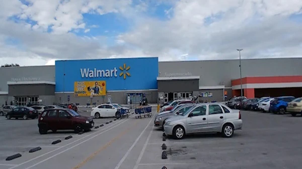 Otro saqueo a un Walmart en Puebla: sujeto escapa con cuatro pantallas sin ser detenido