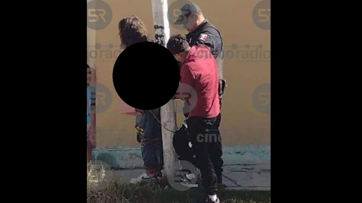 Poblanos capturan y amarran a un poste a presunta ladrona en Lomas de Temaxcalapa