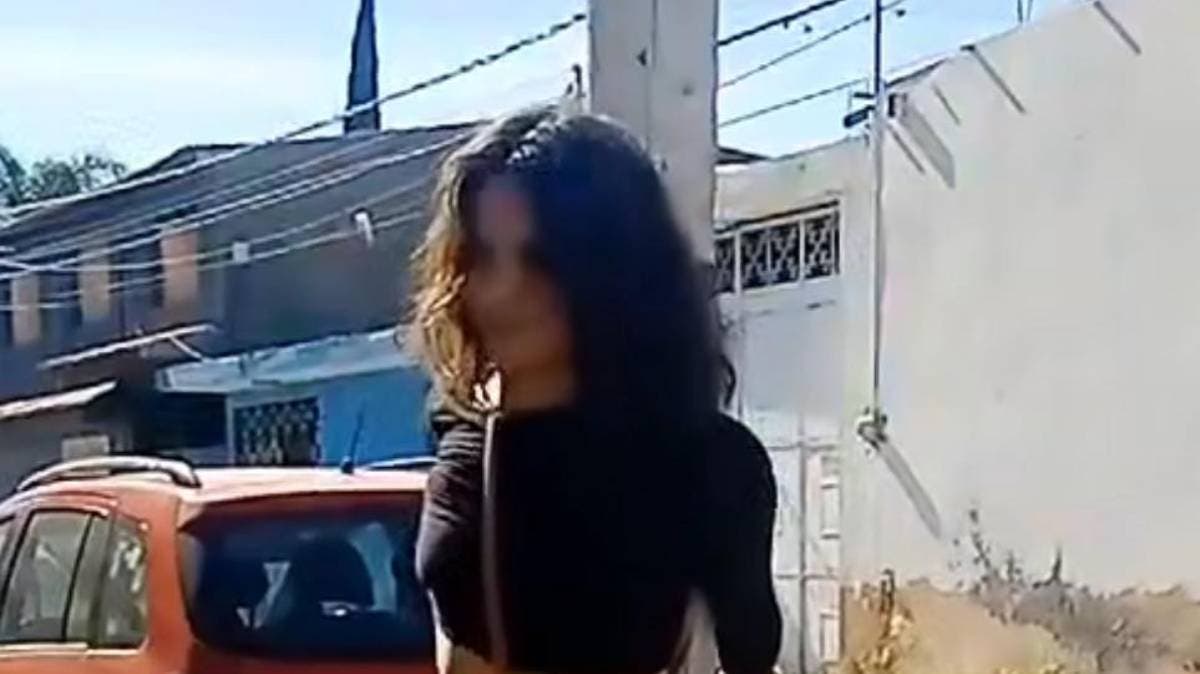 “La Koreana”: Vecinos de Atlixco detienen y atan a una mujer acusada de robo en plena calle