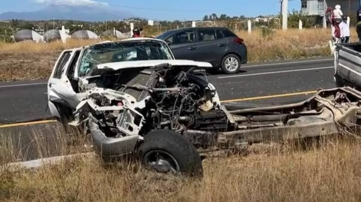Camioneta con albañiles de Amozoc volcó en la Vía Atlixcáyotl; hay seis heridos, cuatro graves