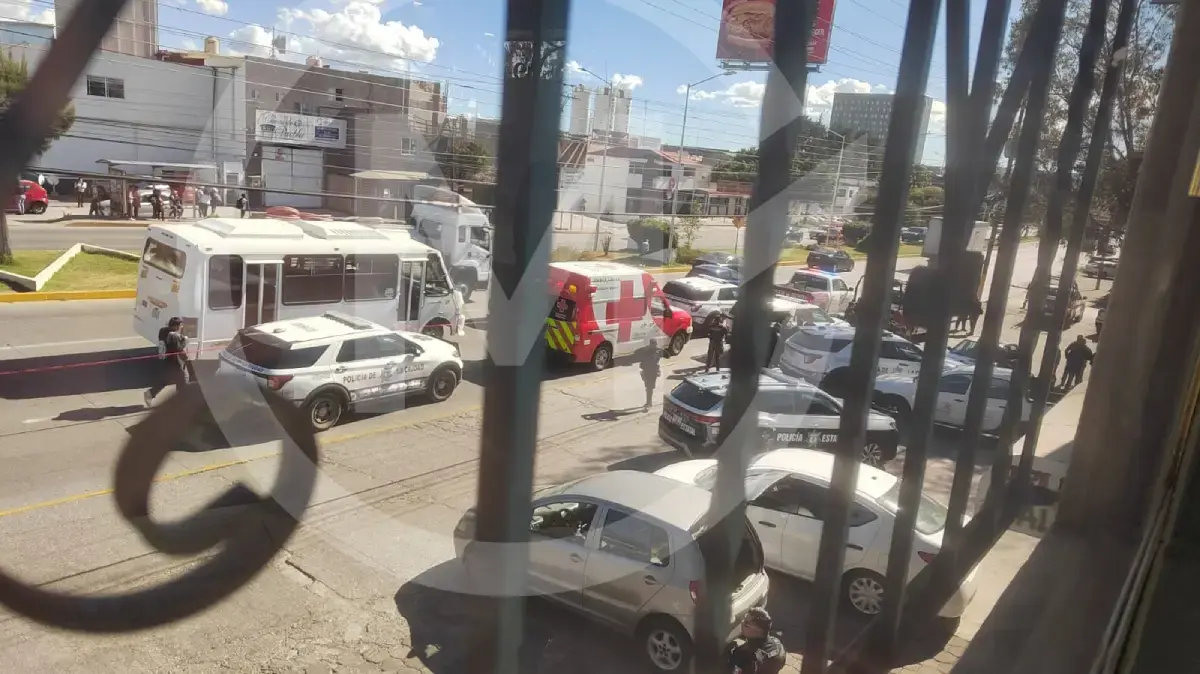 Balean a pasajero dentro de taxi en Puebla; el chofer entra en sentido contrario para pedir ayuda en Calzada Zaragoza